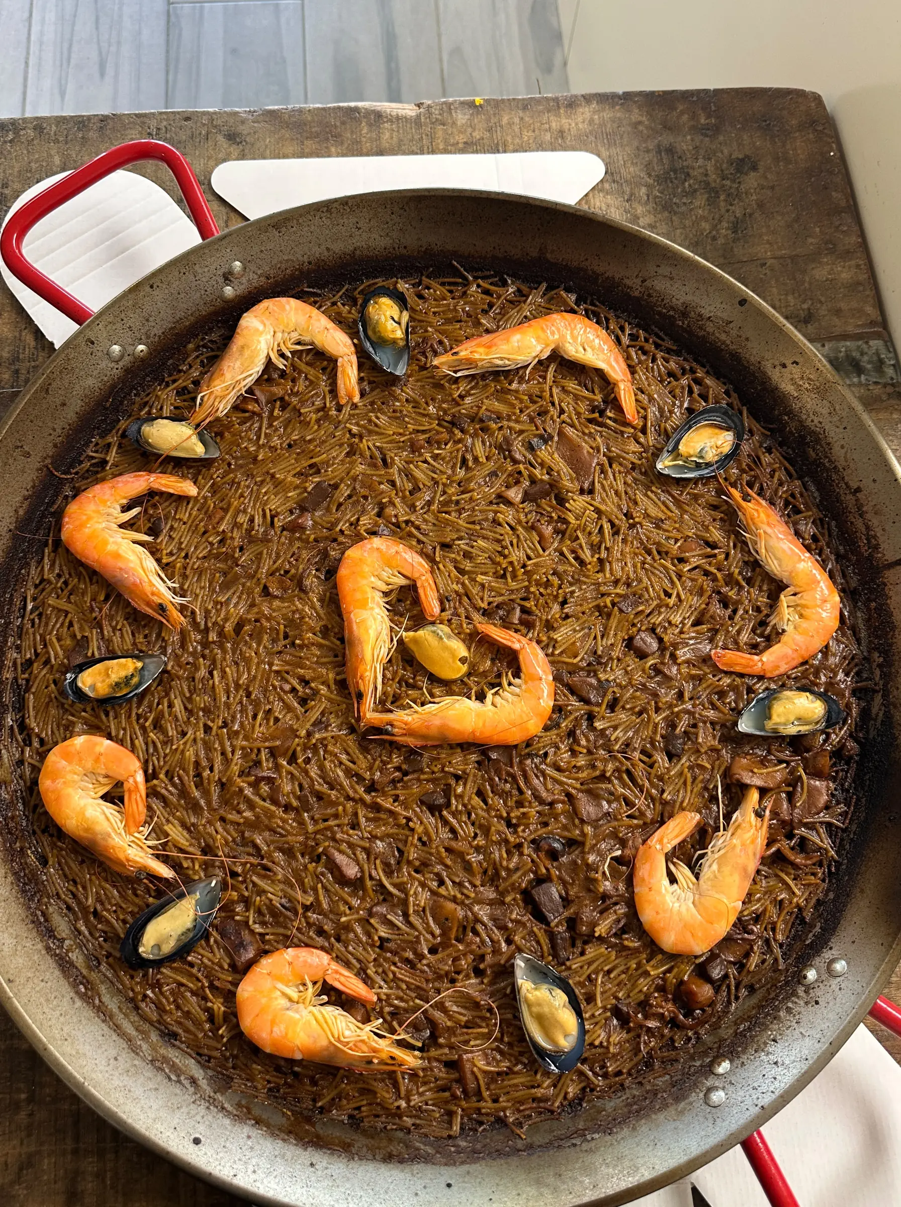 Fideuá el Navarrico en paellera, con gambas y mejillones, para llevar en Pamplona