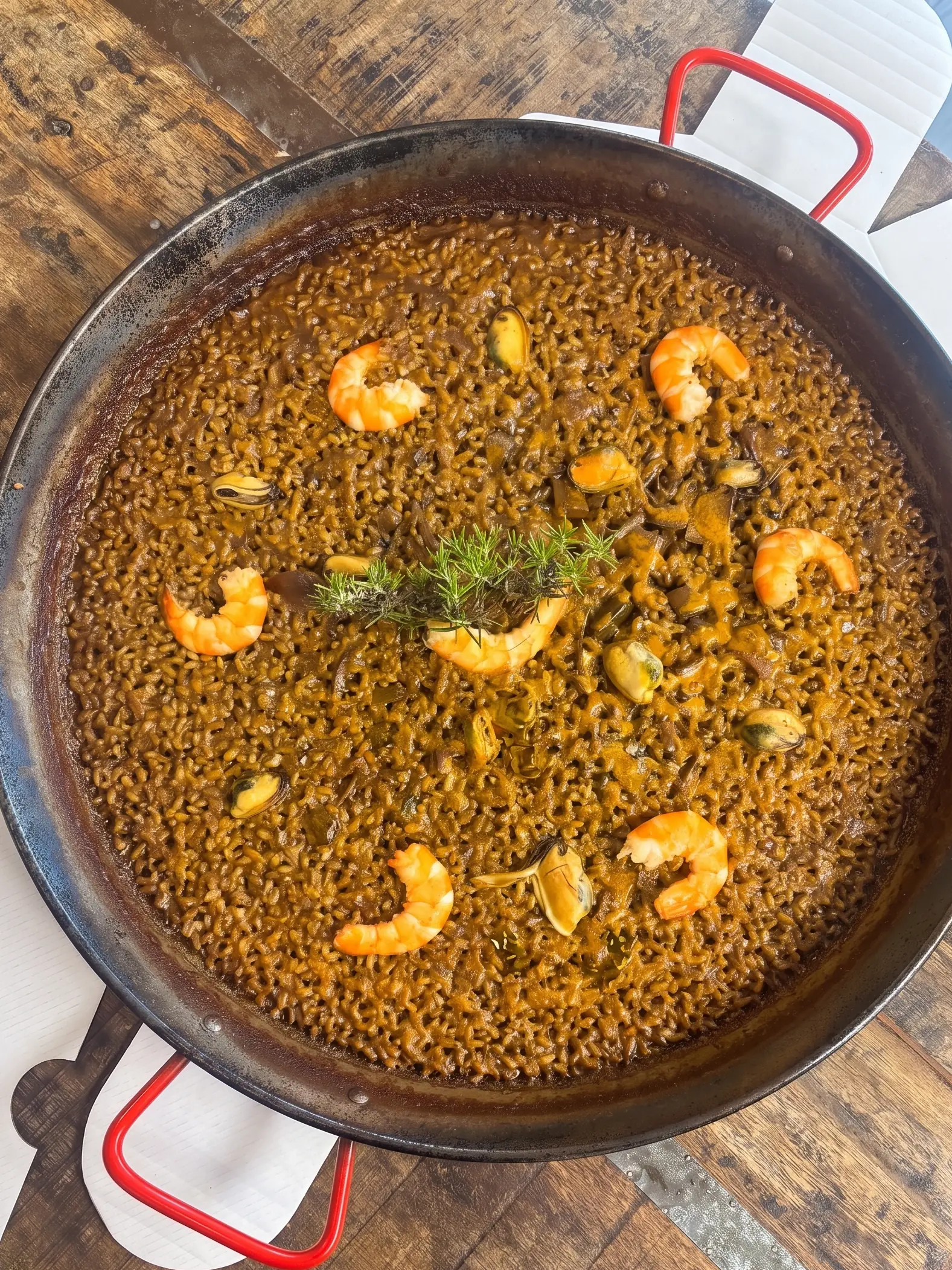 Arroz de marisco del senyoret en paellera, con todo pelado, para llevar en Pamplona
