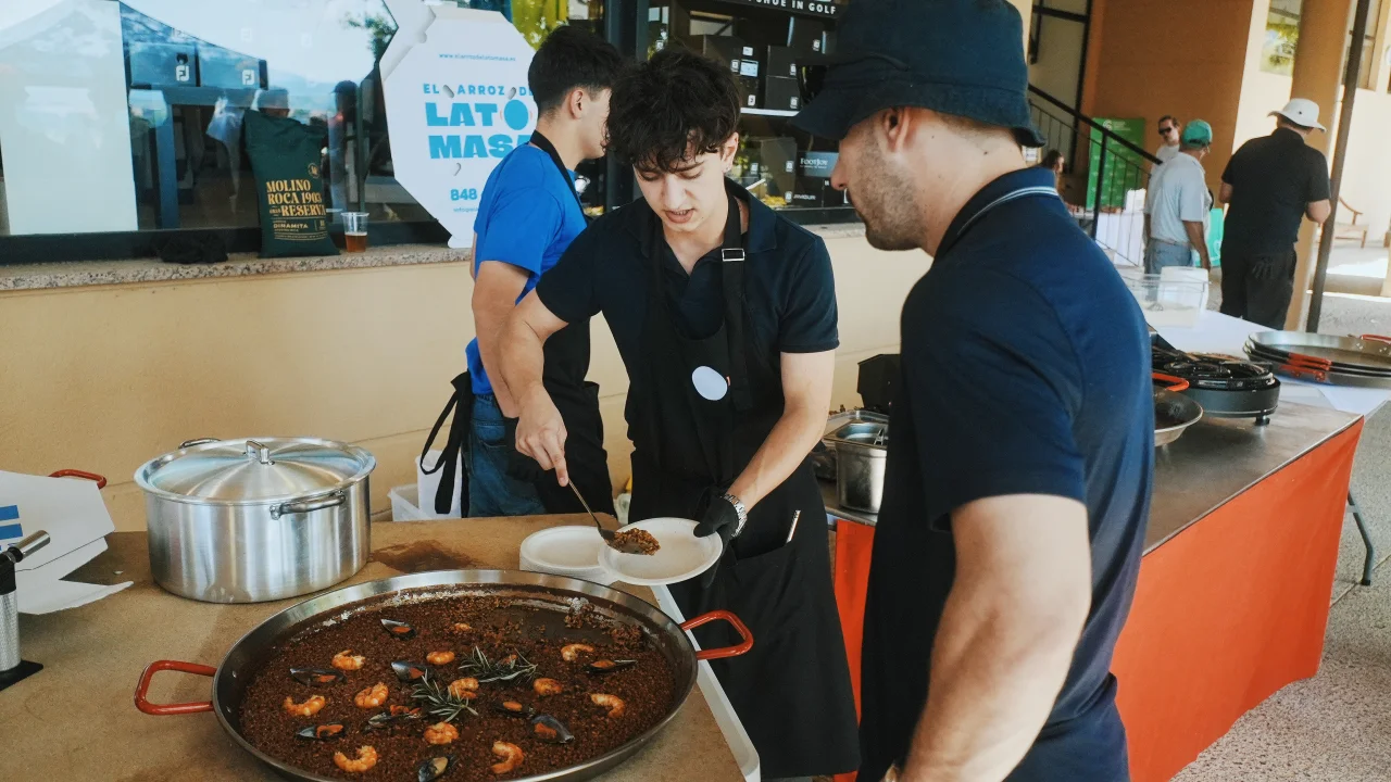 Emplatando arroz negro con gambas y mejillones en un evento
