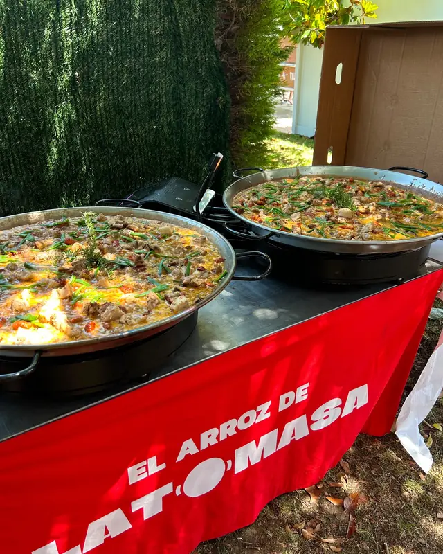Dos paellas terminadas en una celebración en un jardín