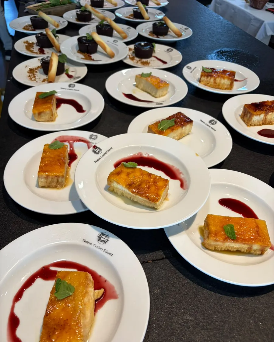 Postres emplatados en fila, listos para servir a todo el grupo al final de la comida
