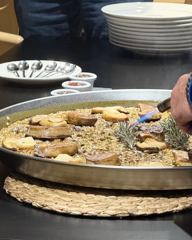 Paella de setas y foie terminada al soplete delante de los invitados