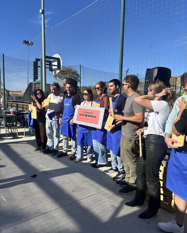 Equipo de una empresa con delantales tras un concurso de paellas