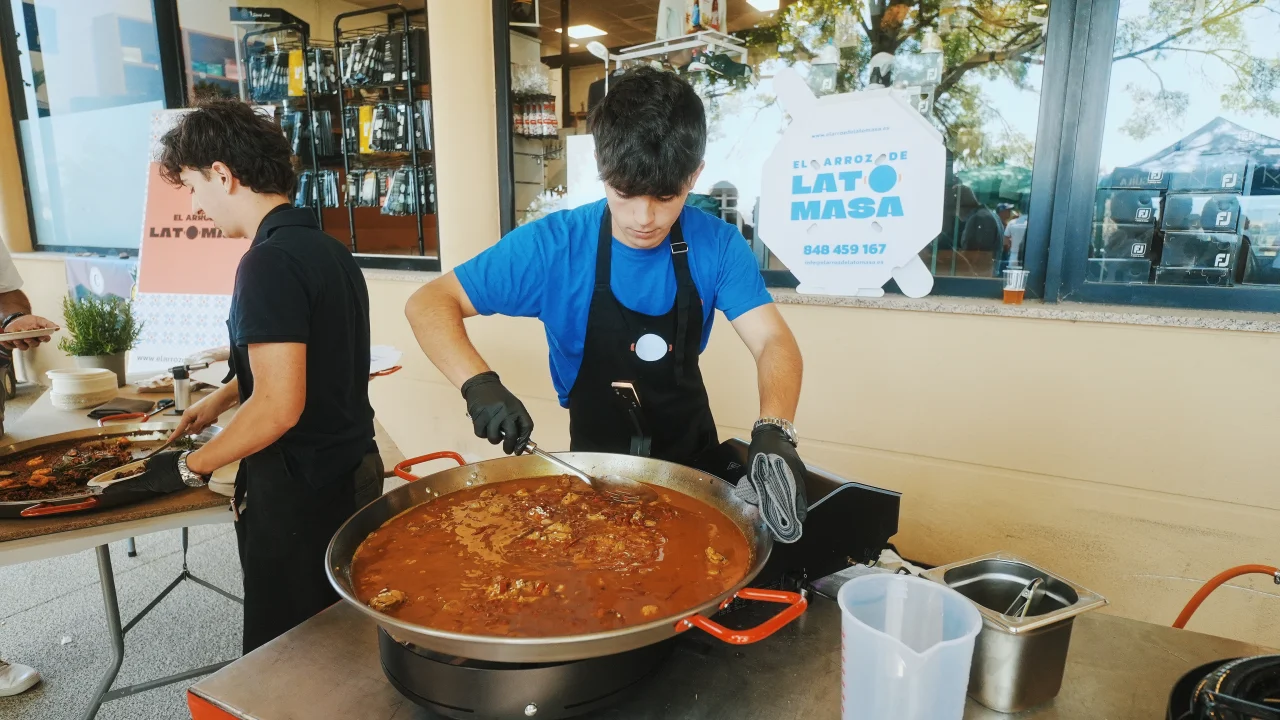 Showcooking en directo durante un evento de catering de paella